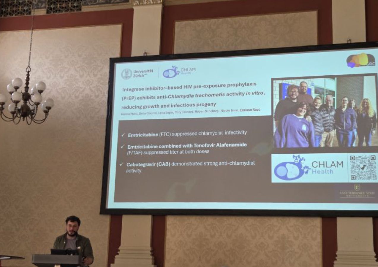 Enrique Rayo presenting new findings on the effects of HIV PrEP on Chlamydia trachomatis activity in vitro.